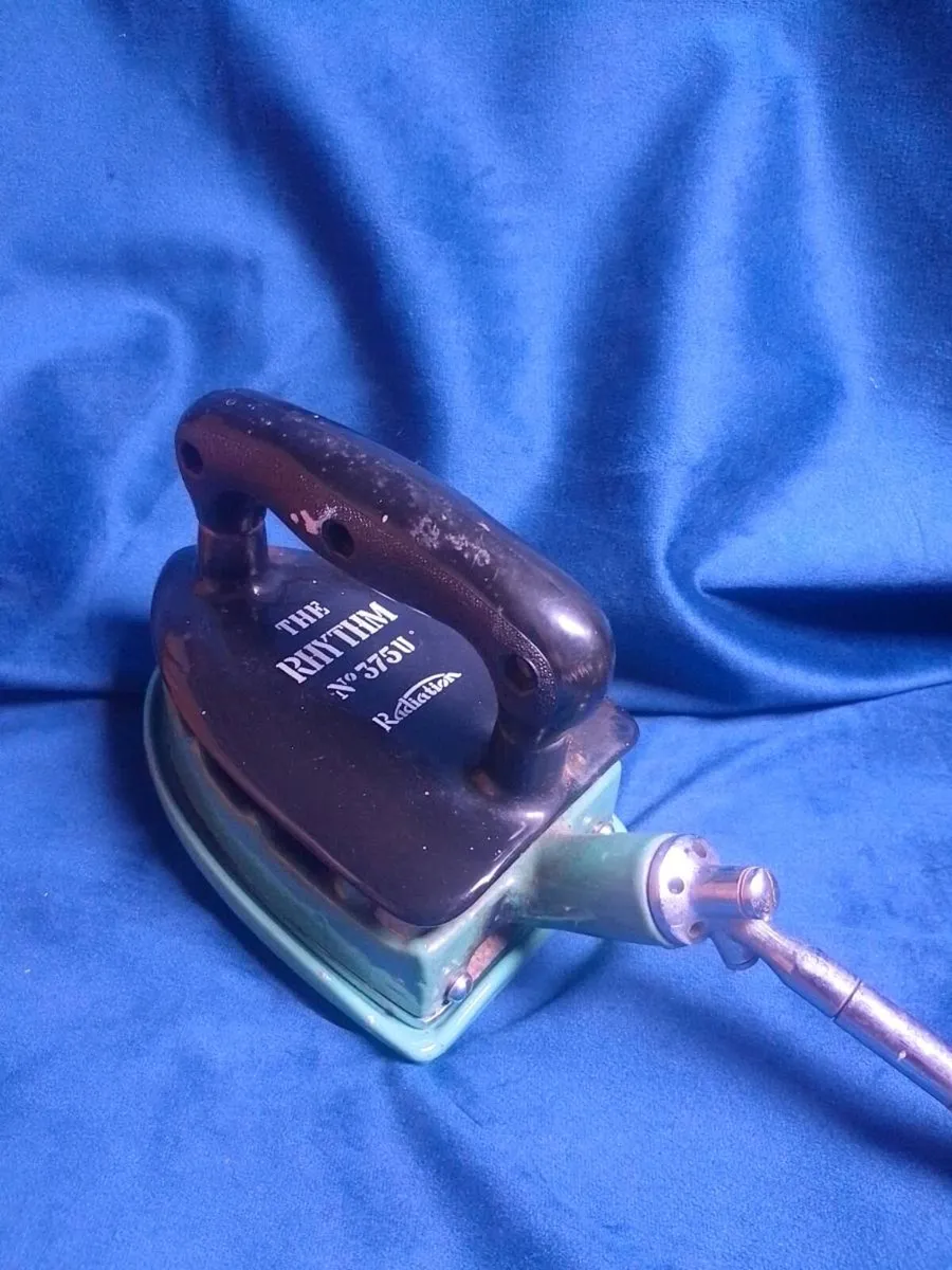 Vintage 1930s "The Rhythm" No. 375U Gas Iron - Image 1