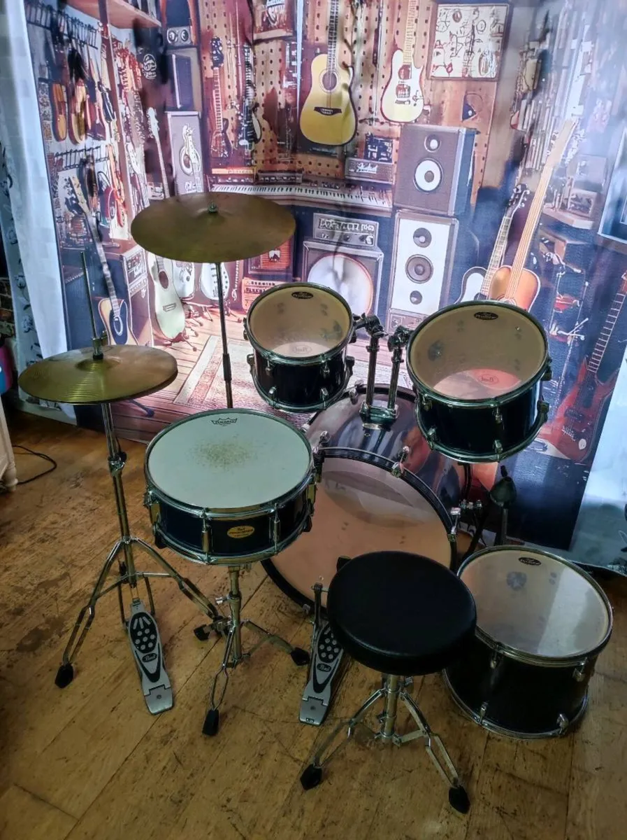 Pearl Forum Series drum kit - Image 1