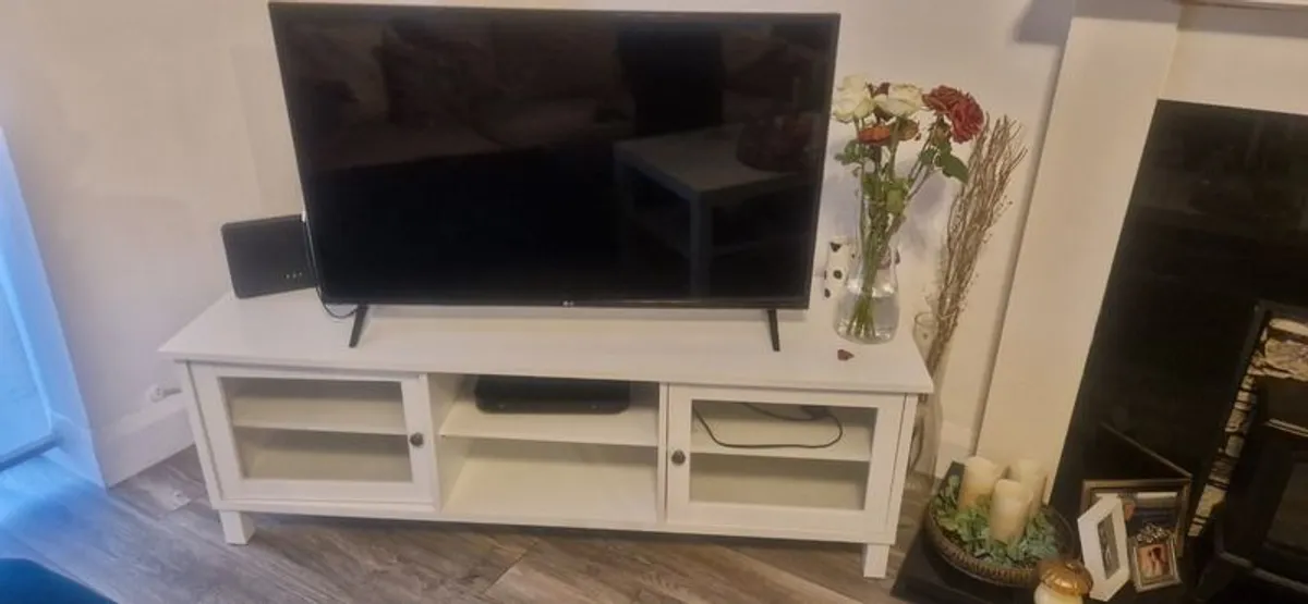 TV and TV unit - Image 1