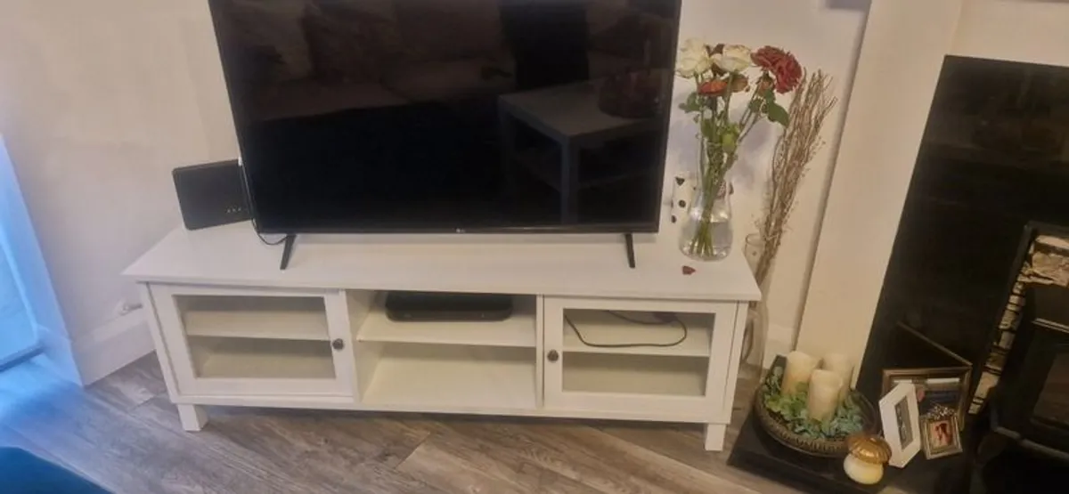 TV and TV unit - Image 2