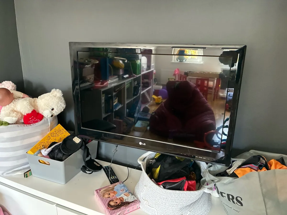 Lg 32” TV - Image 2