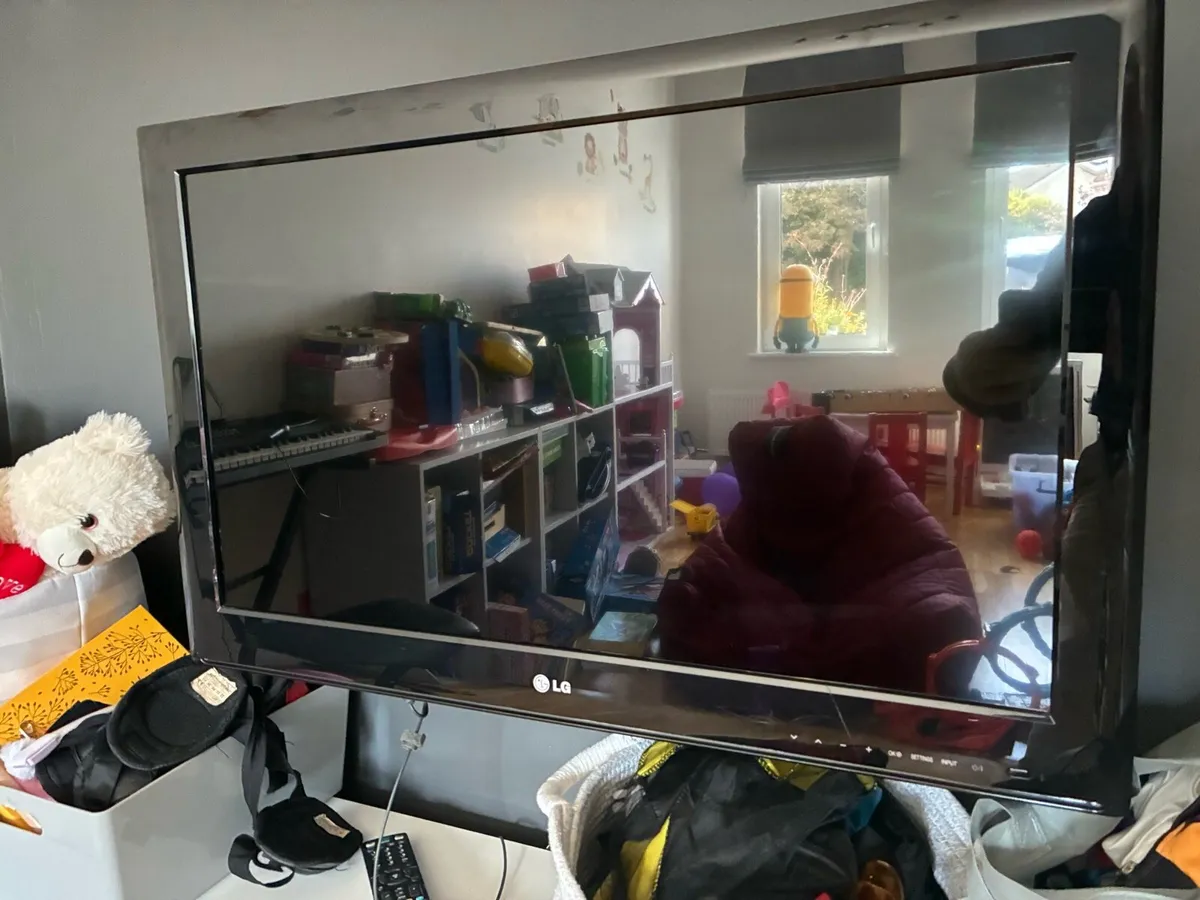 Lg 32” TV - Image 3