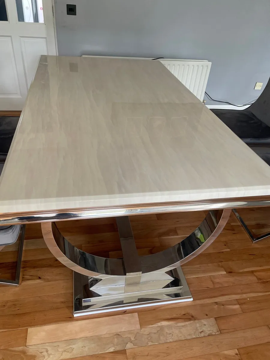 Kitchen table - Image 1