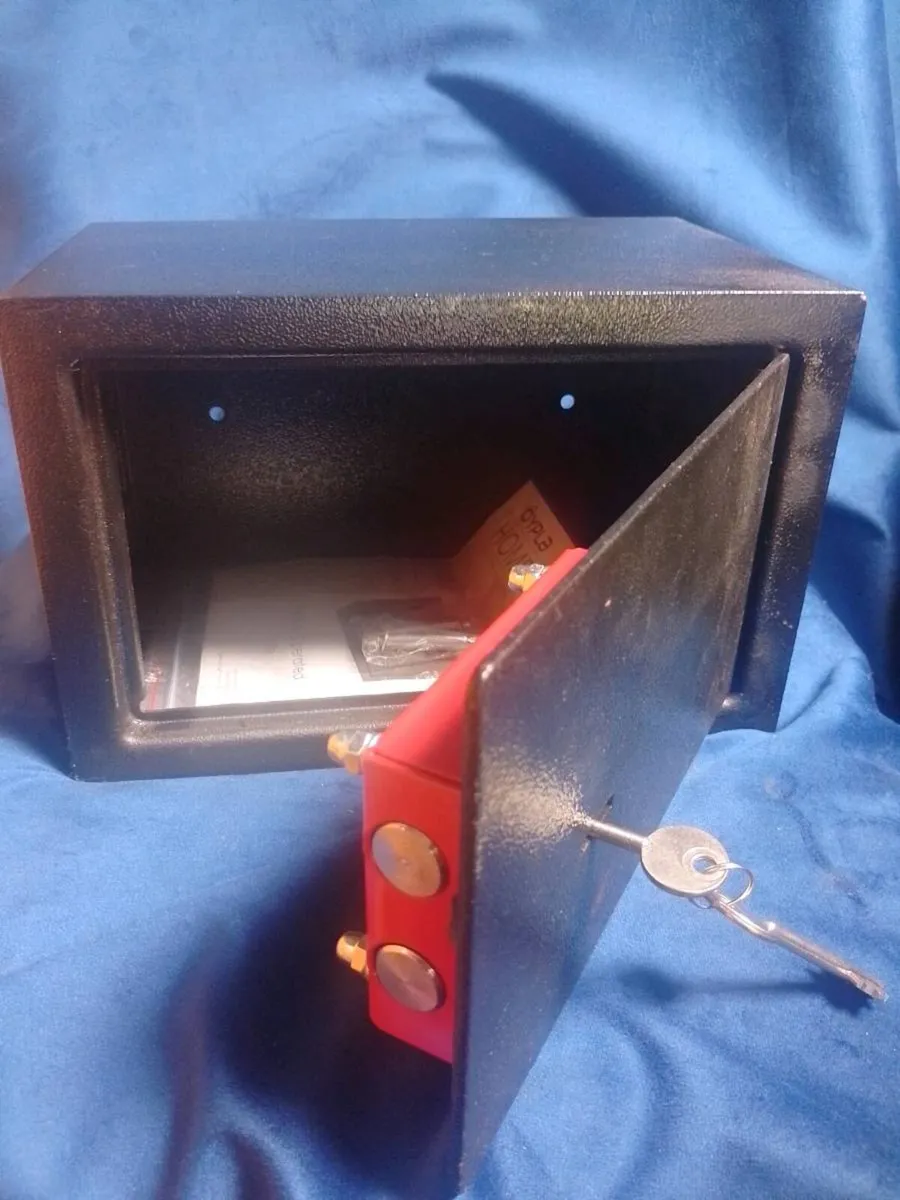 Oypla Home 10L Key Operated Safe - Image 1