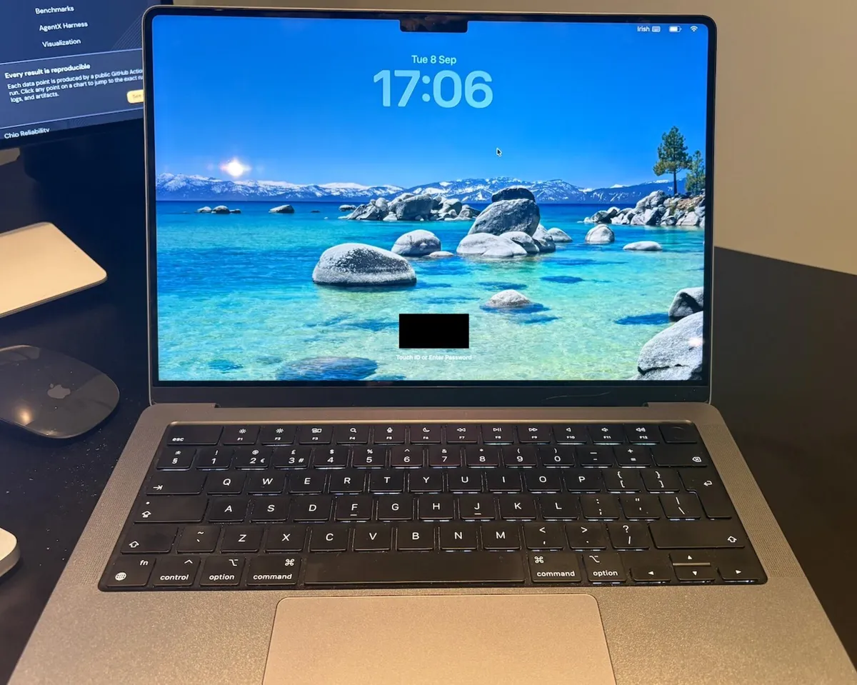 Macbook Pro 32gb - 14inch M2 - Image 3