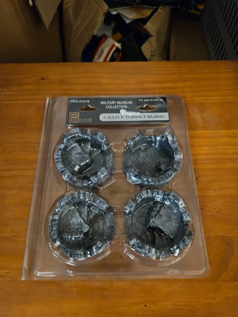 Hornby Pegasus Castle Turret Ruins - Image 1