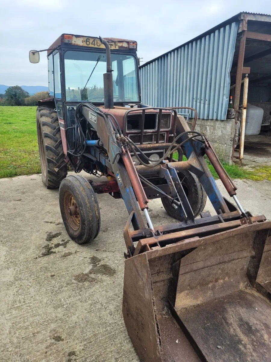 Case tractor and loader - Image 3