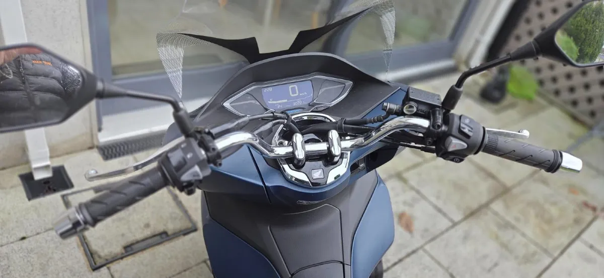 2024 Honda PCX 125 - Image 2