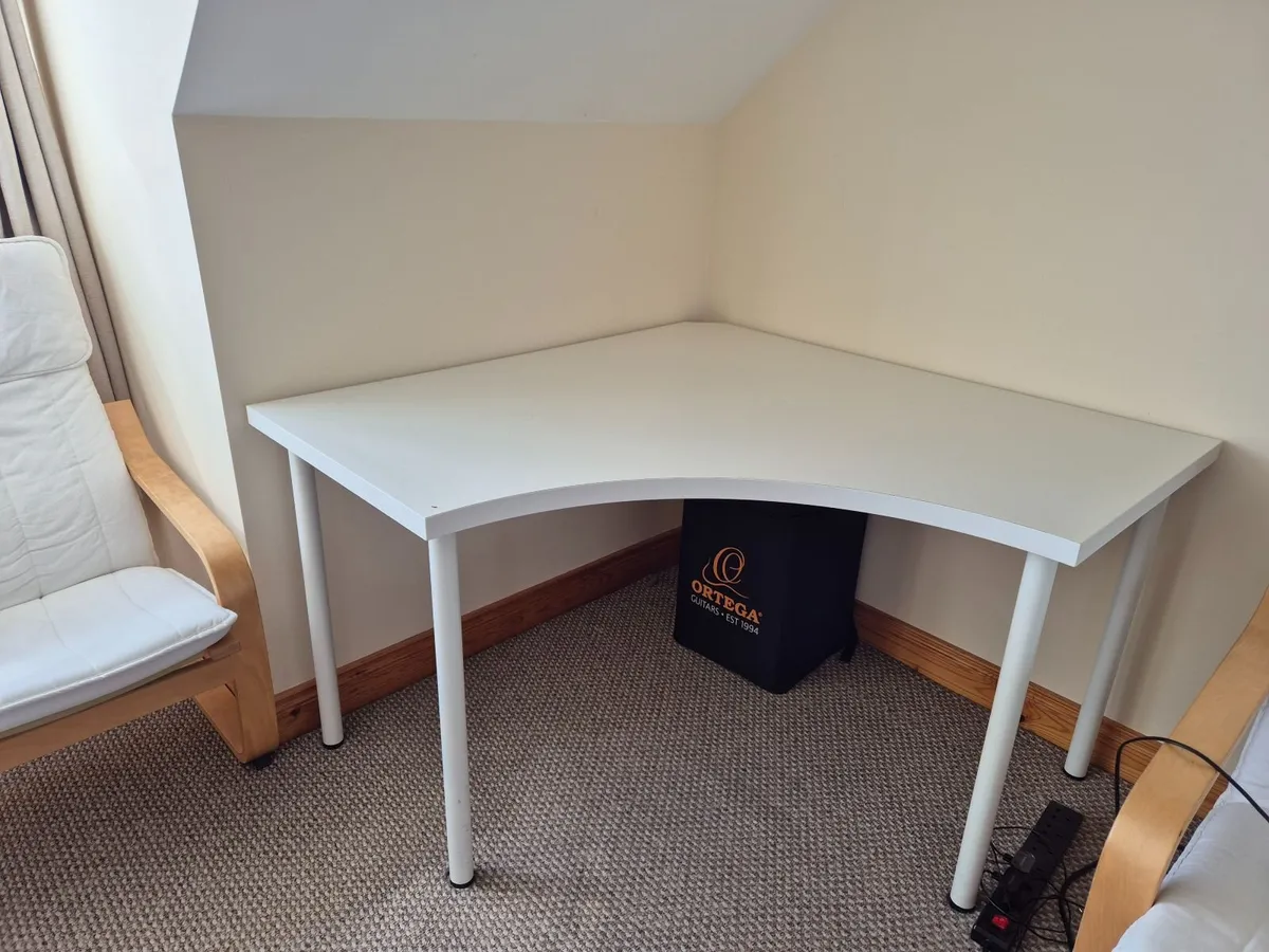 Corner table office