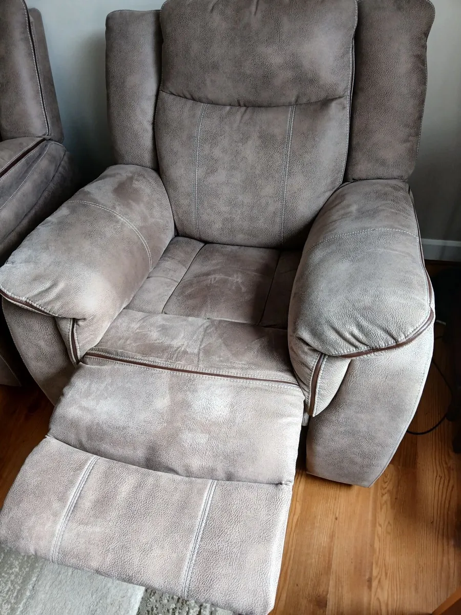 3 piece suite, 2 seater & 2 Armchairs. - Image 3