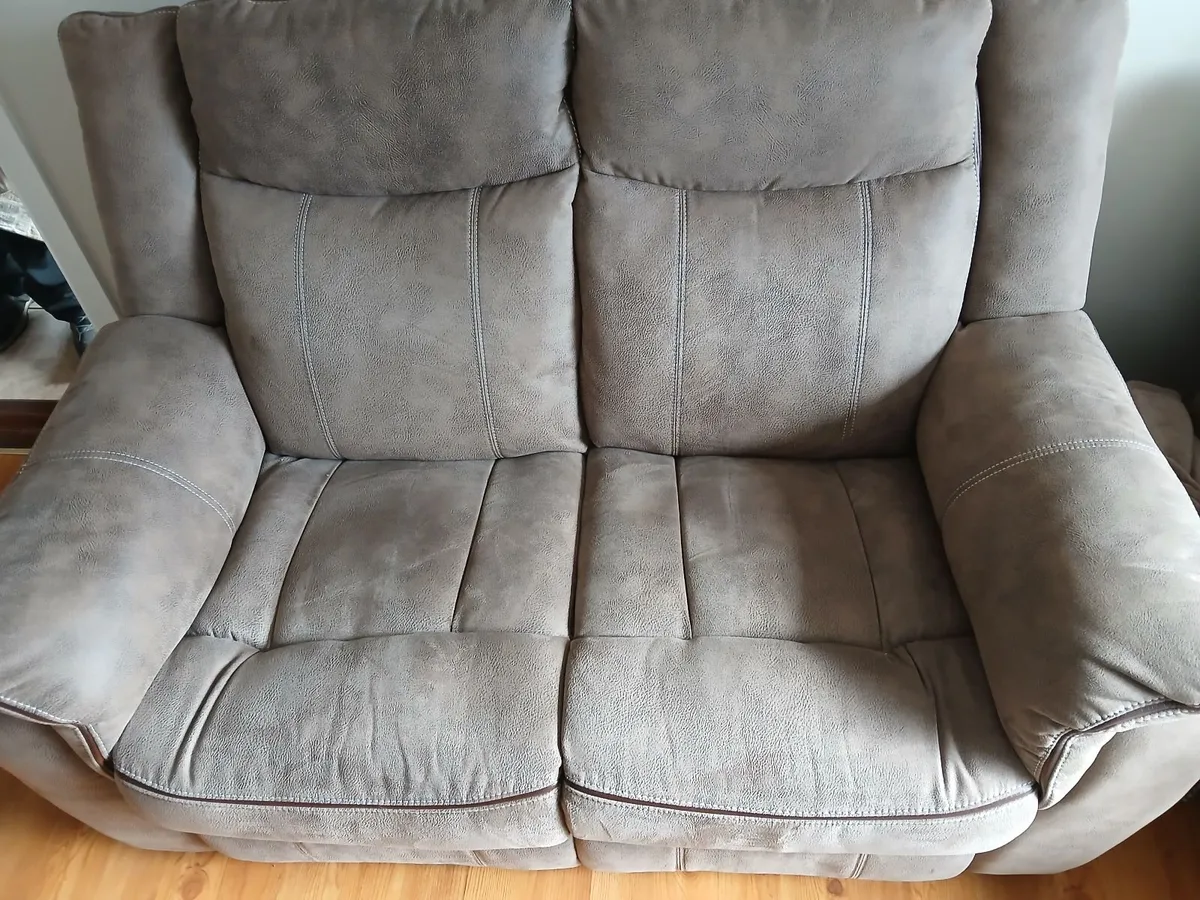 3 piece suite, 2 seater & 2 Armchairs. - Image 4