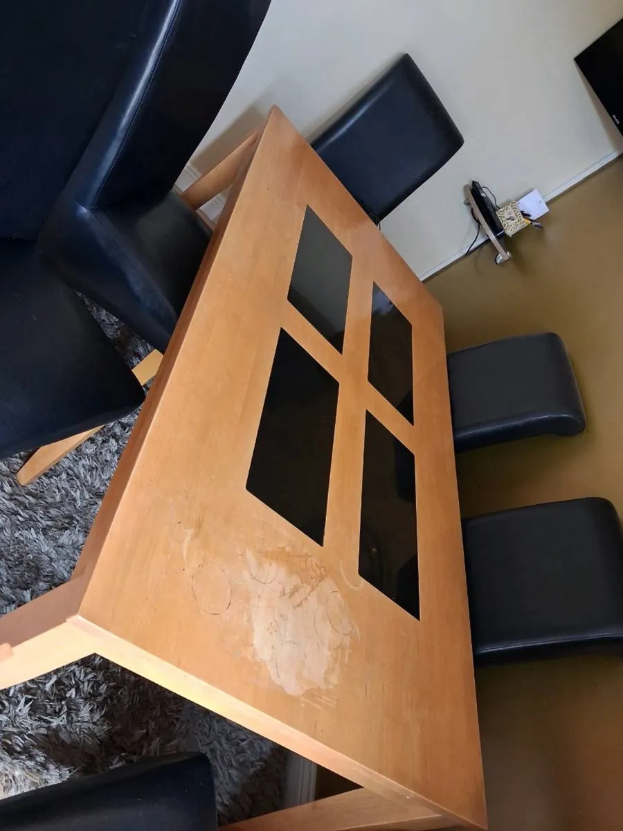 Table and chairs - Image 2
