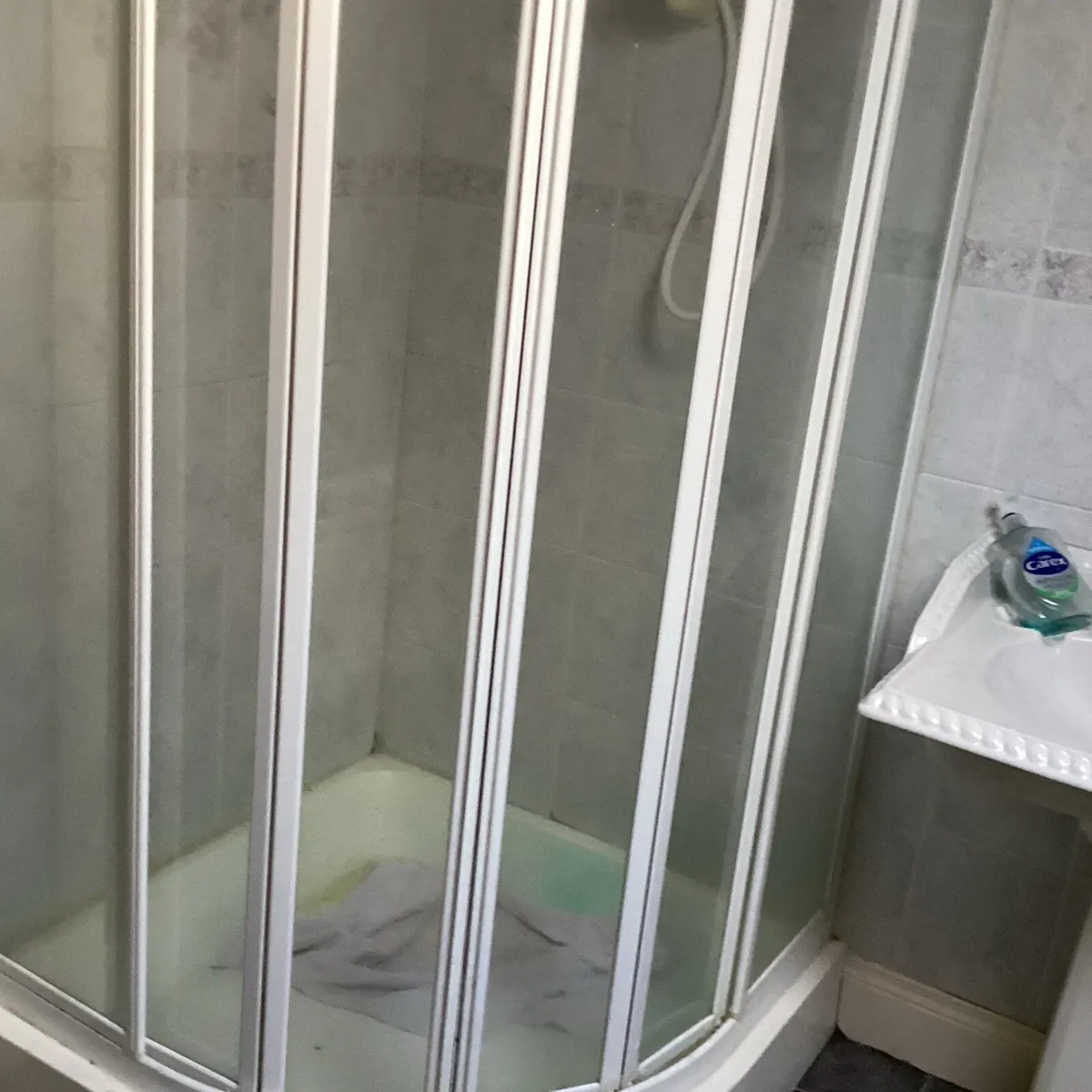 Shower and bath - Image 3