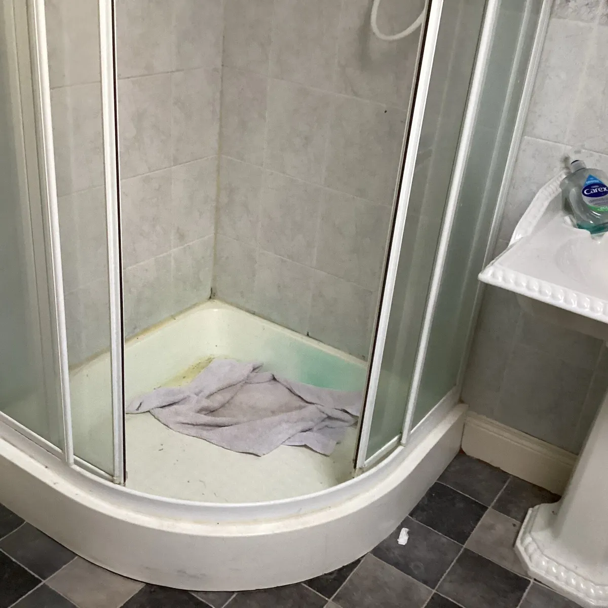 Shower and bath - Image 4