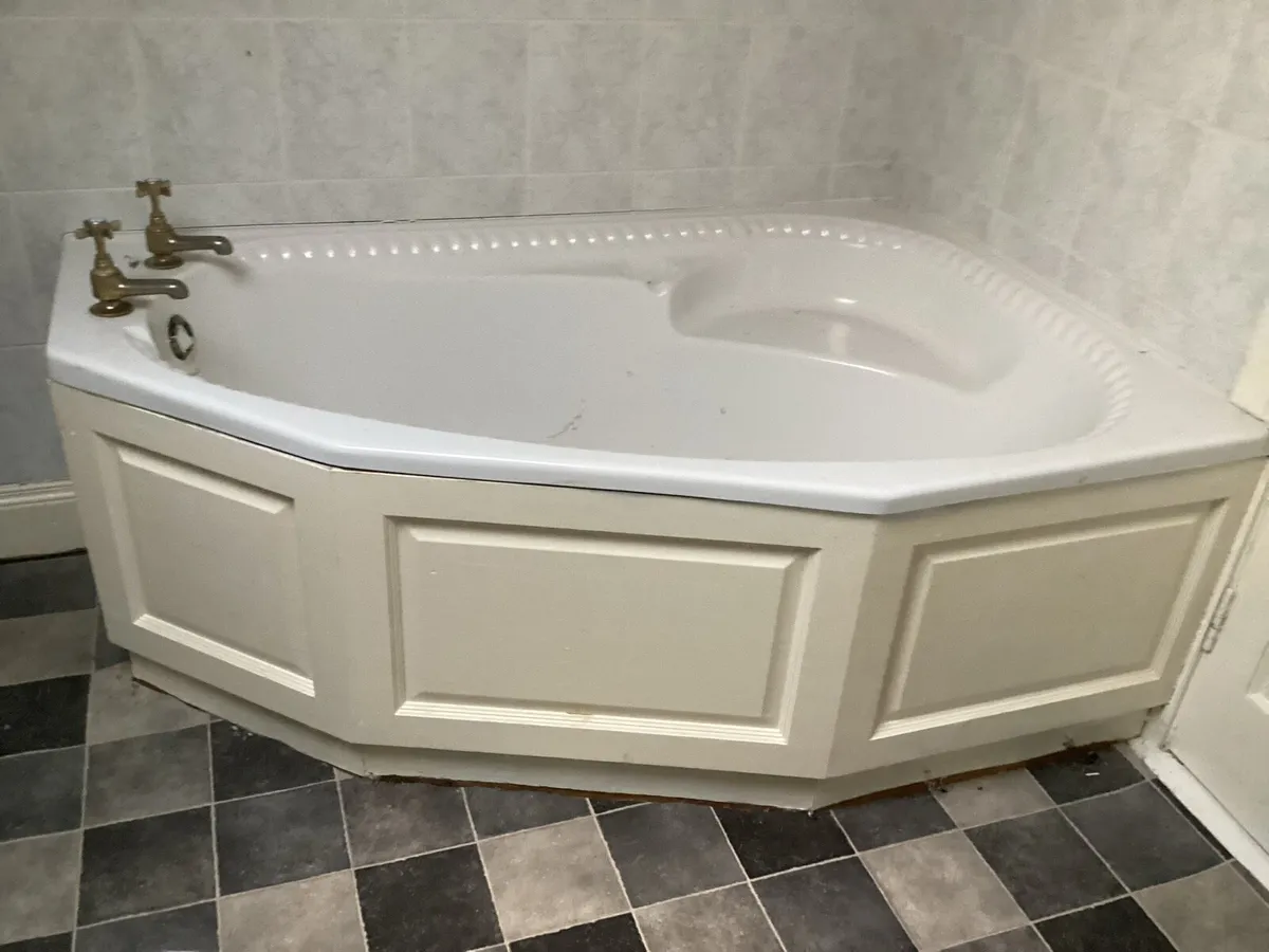 Shower and bath - Image 1