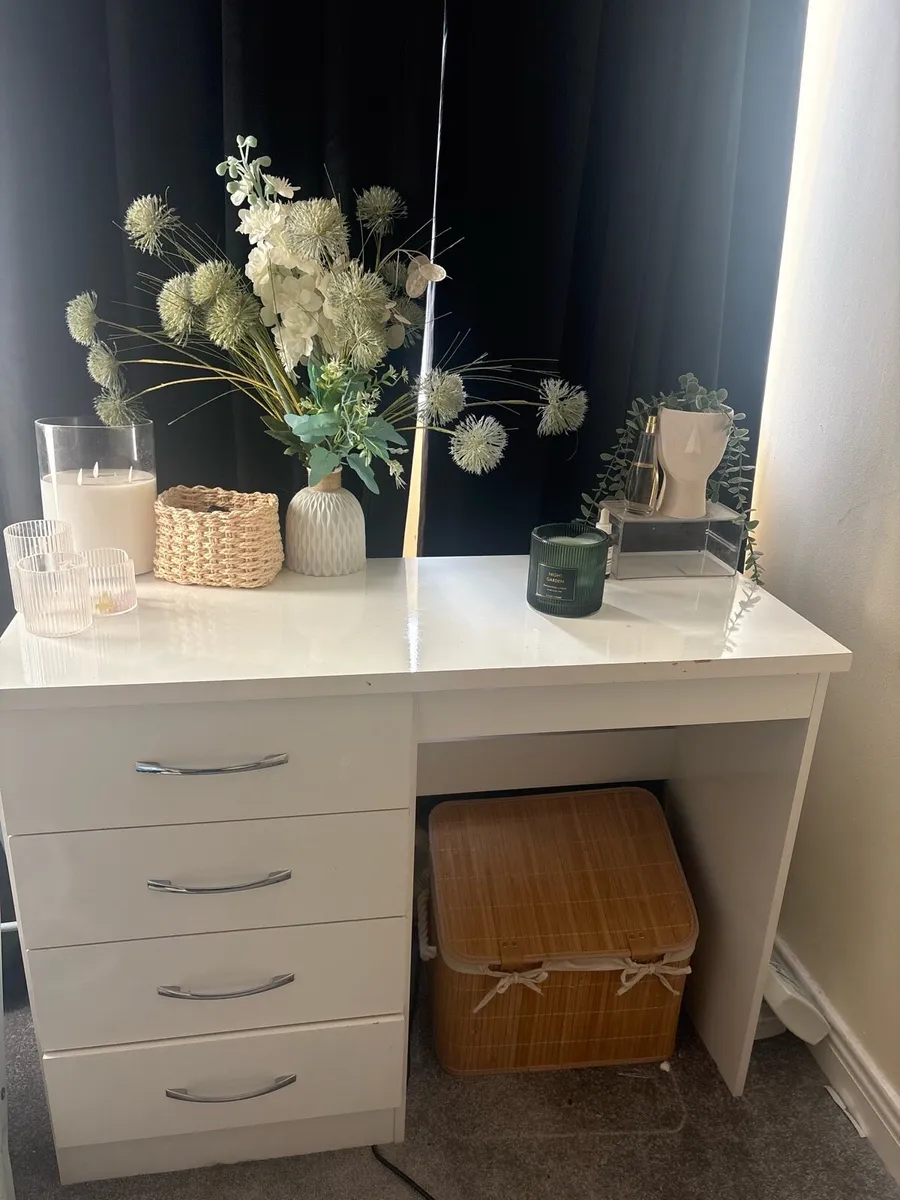 Desk - Image 1