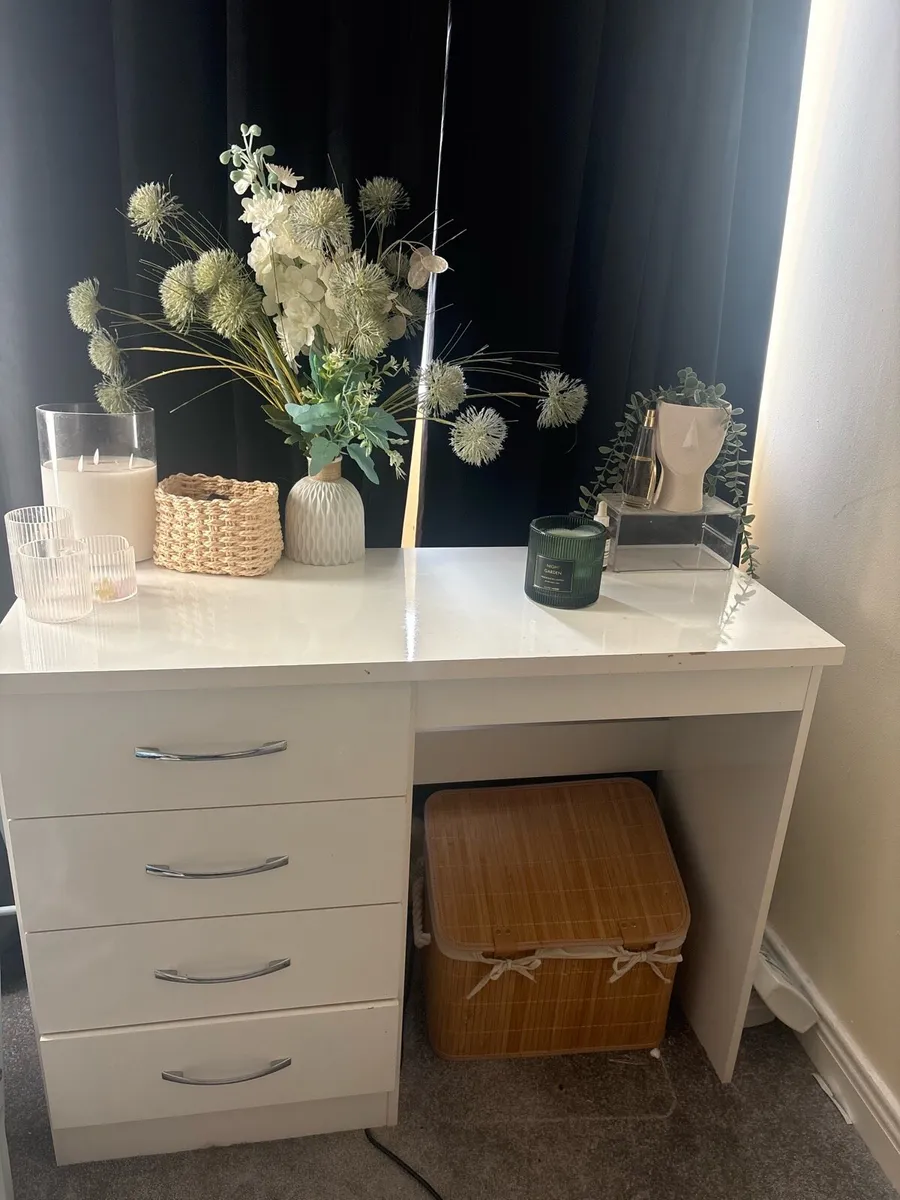 Desk - Image 2
