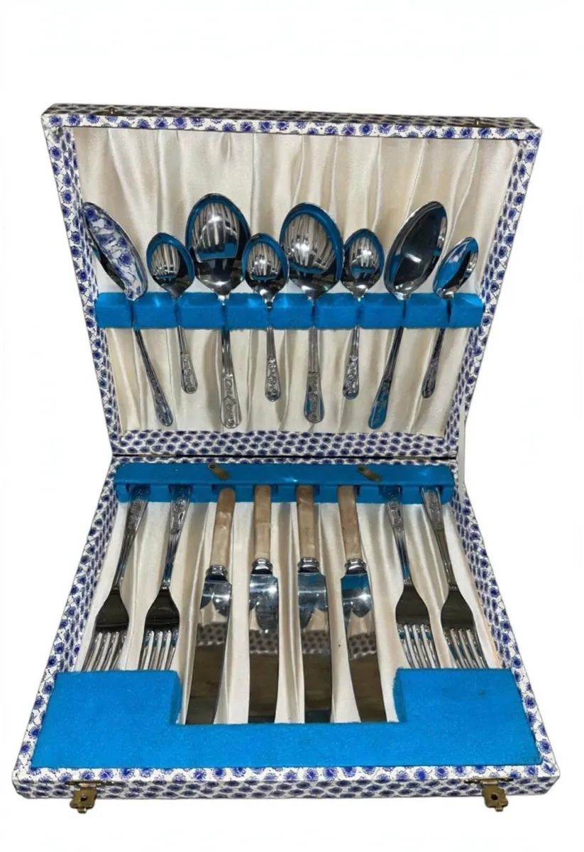 Vintage 16 piece cutlery set