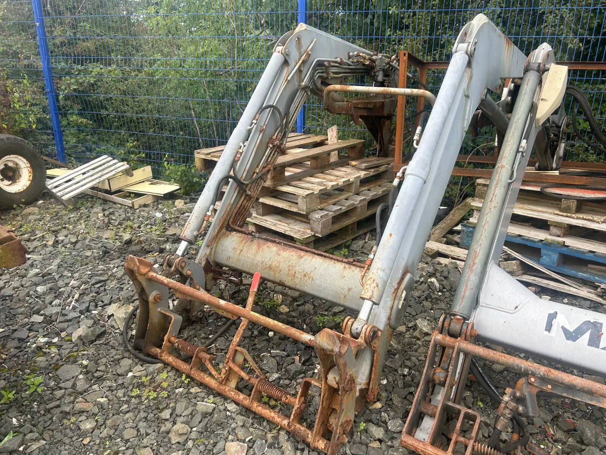 Selection of tractor front loaders - Image 3