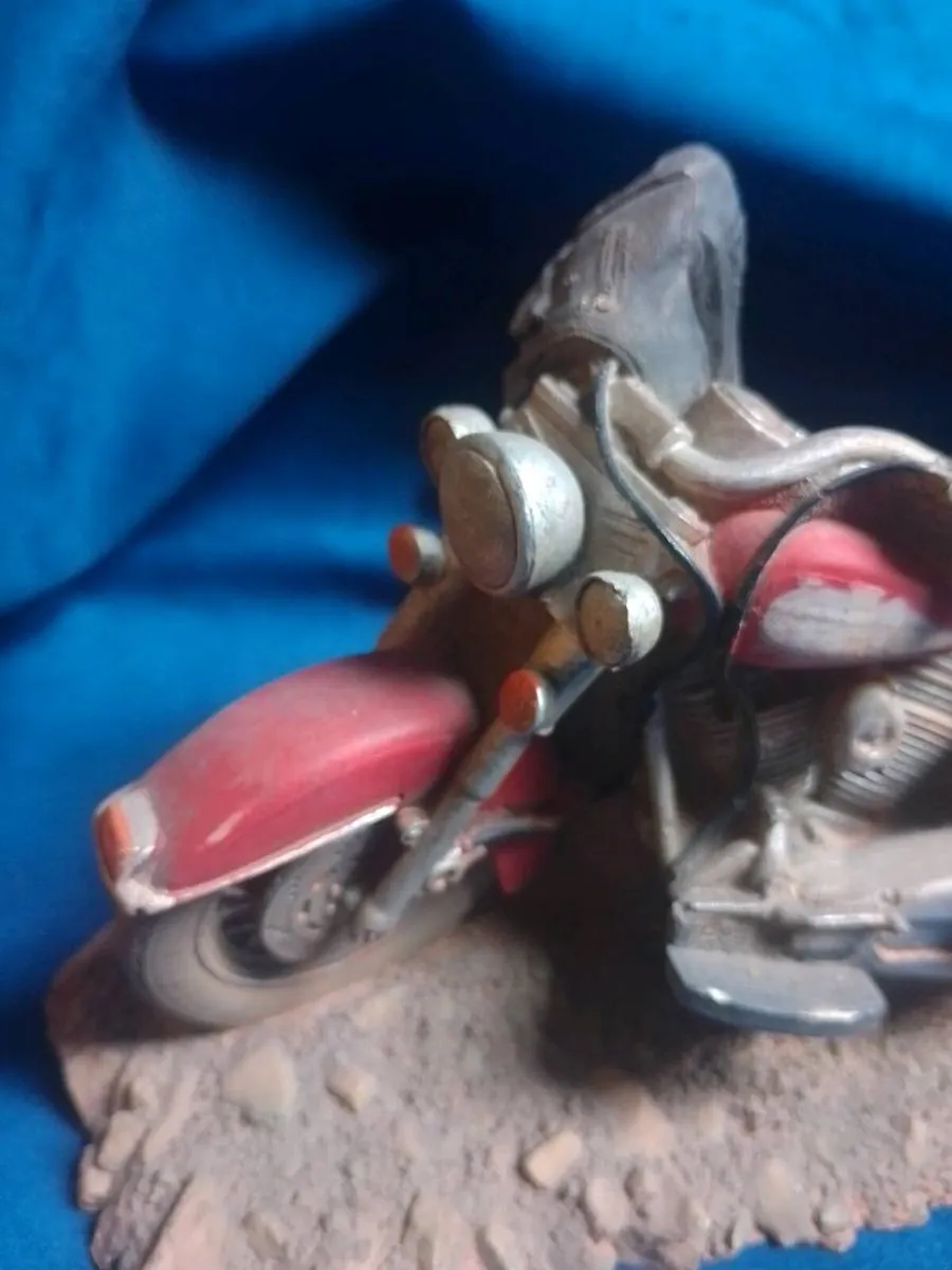 Vintage Motorcycle Figurine Model Keypoint - Image 2