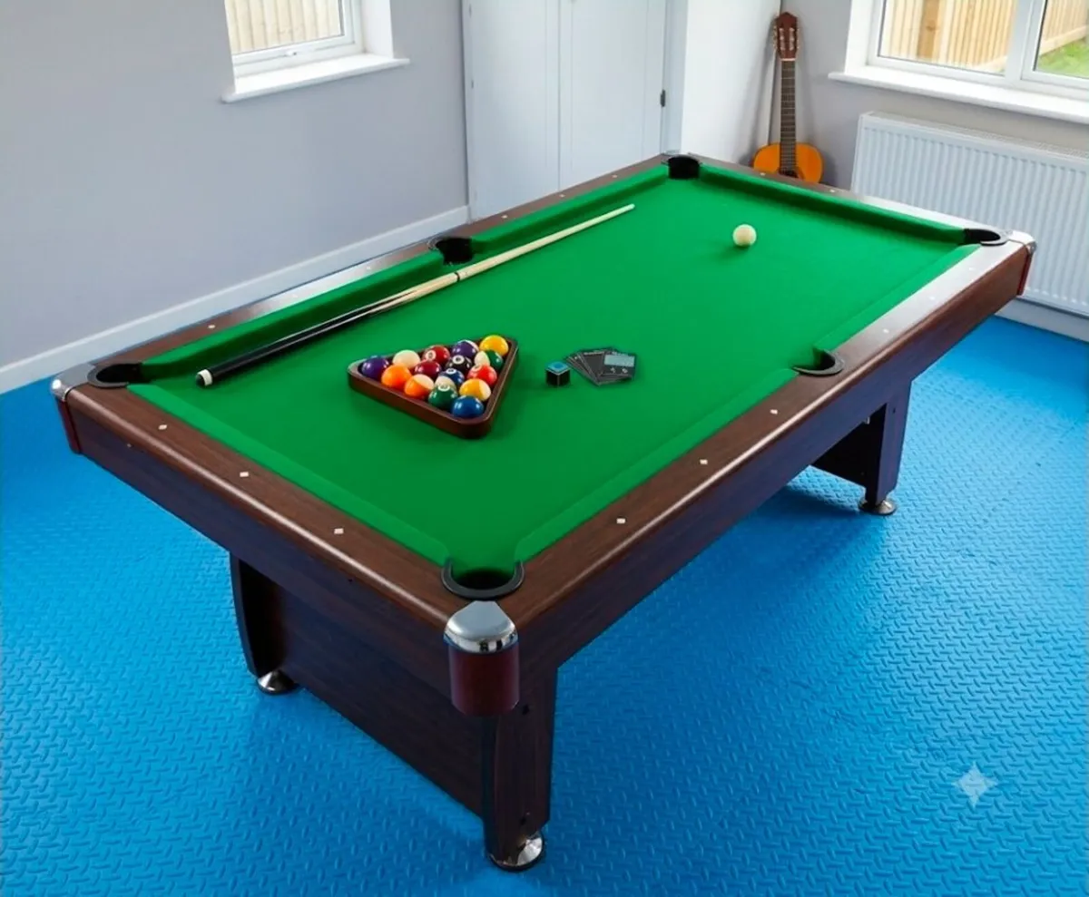 Pool table - Image 1