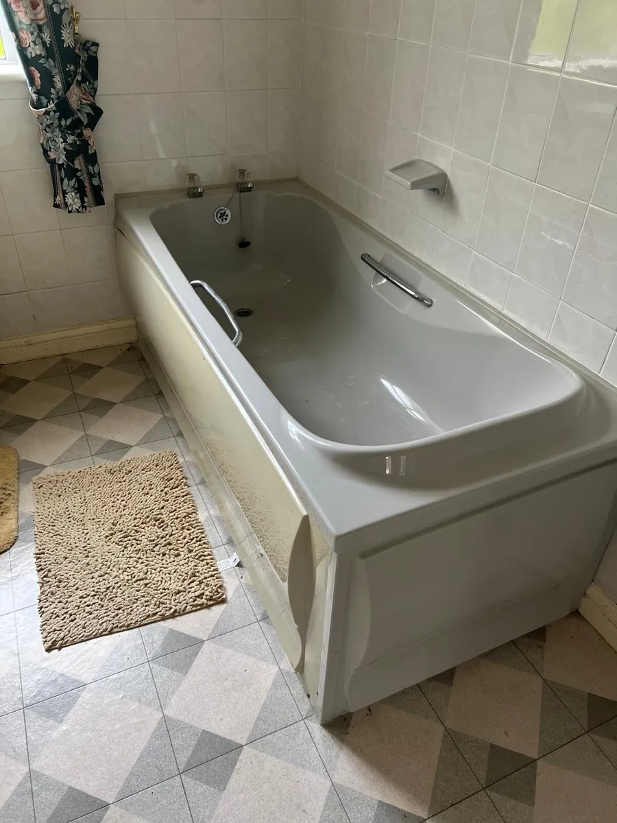 Sink, toilet and bath - Image 2