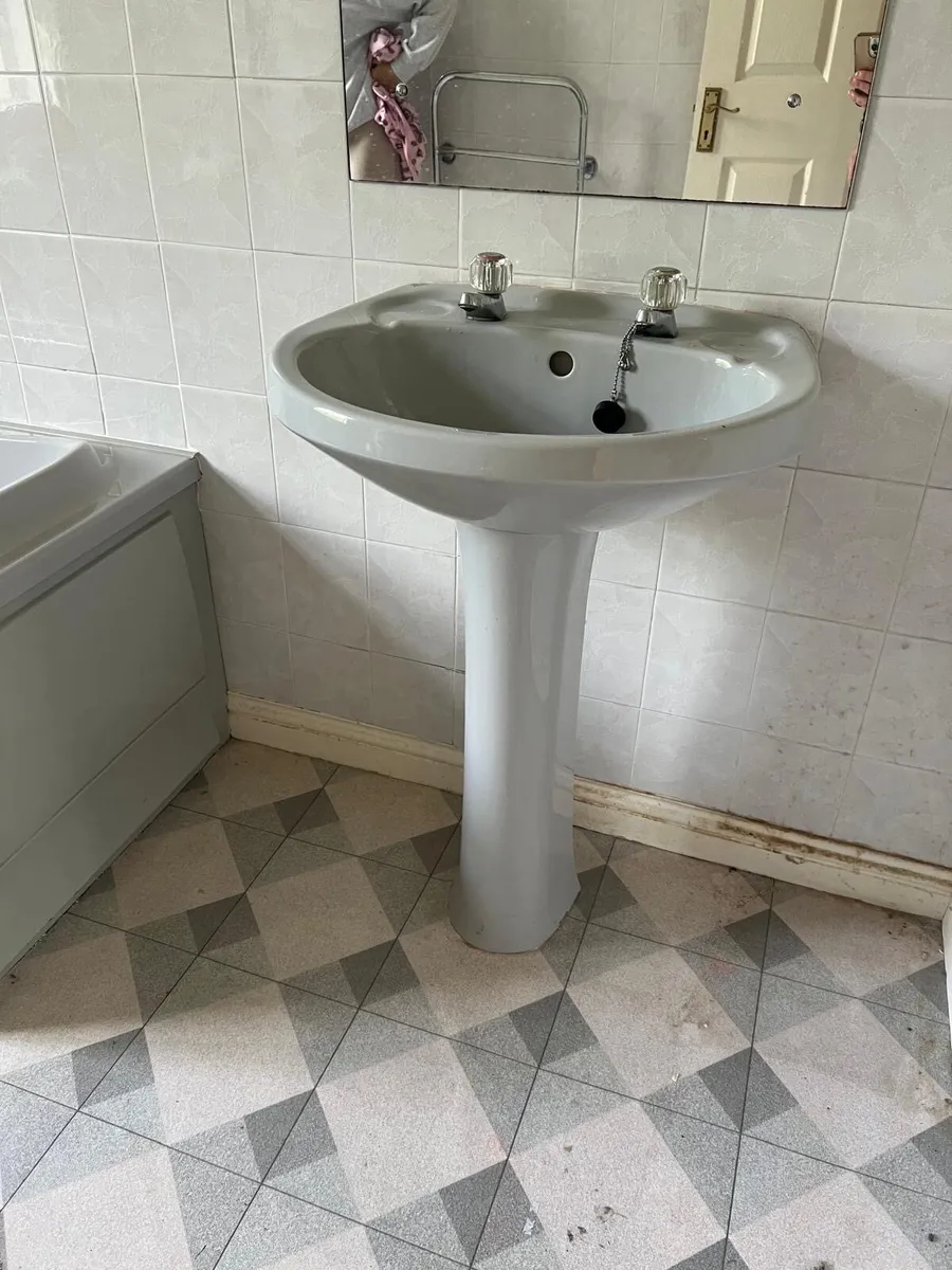 Sink, toilet and bath - Image 1