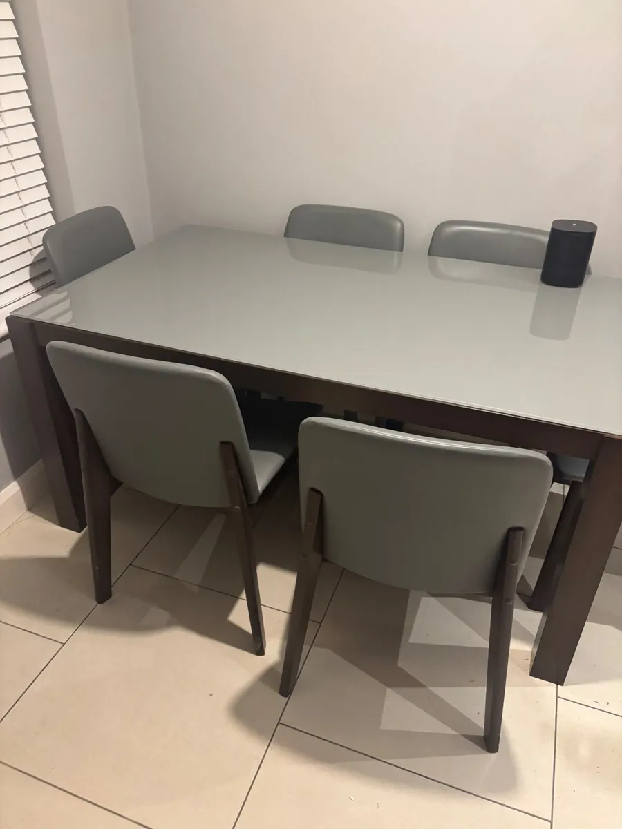 Table and chairs - Image 1