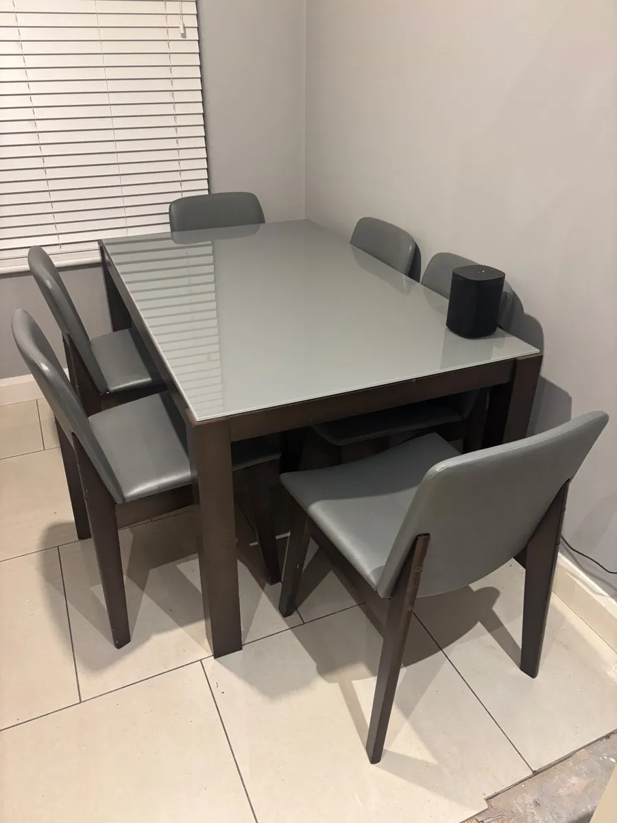 Table and chairs - Image 2