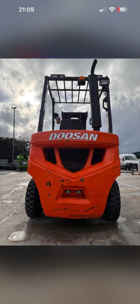 Doosan 2.5 ton forklift - Image 1