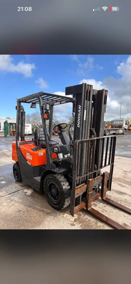 Doosan 2.5 ton forklift - Image 4