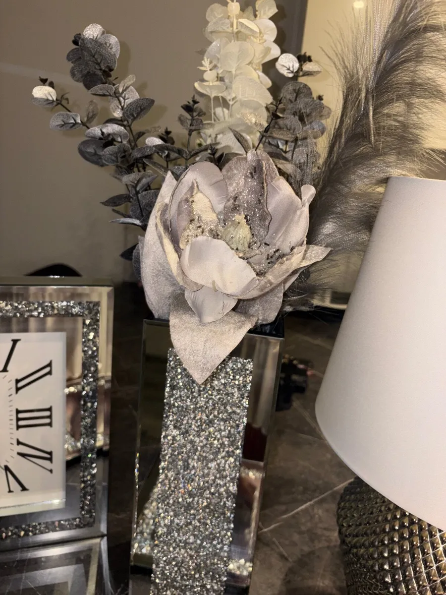 Decor bundle all included for price - Image 4