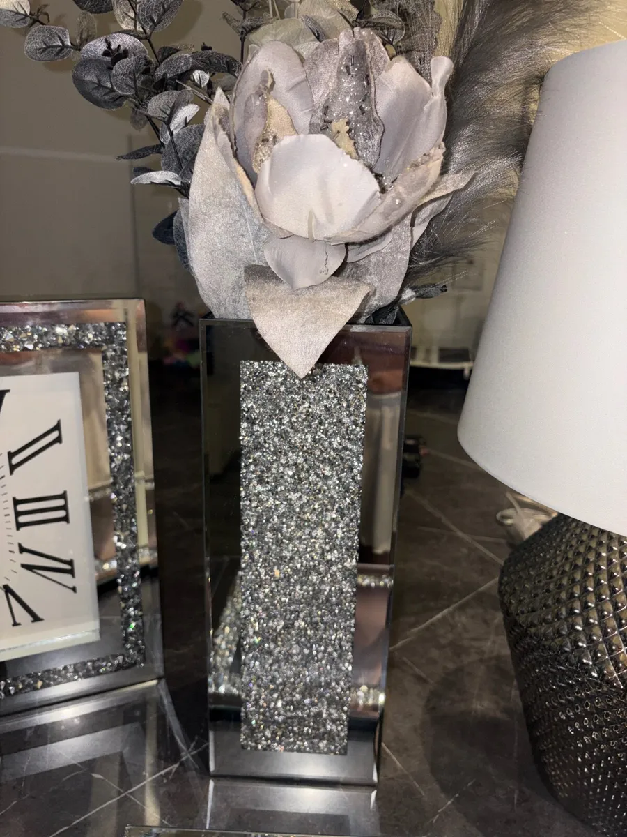Decor bundle all included for price - Image 3