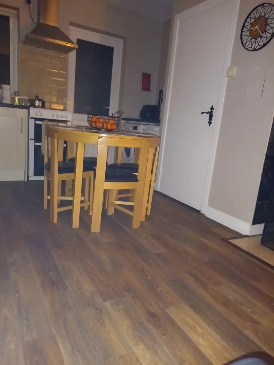 A table and 4 chairs - Image 1