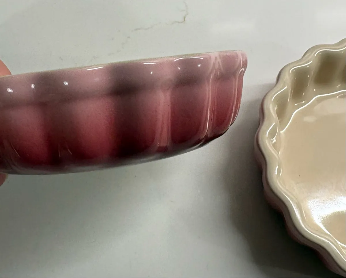 Le creuset 2 mini fluted dishes - Image 2