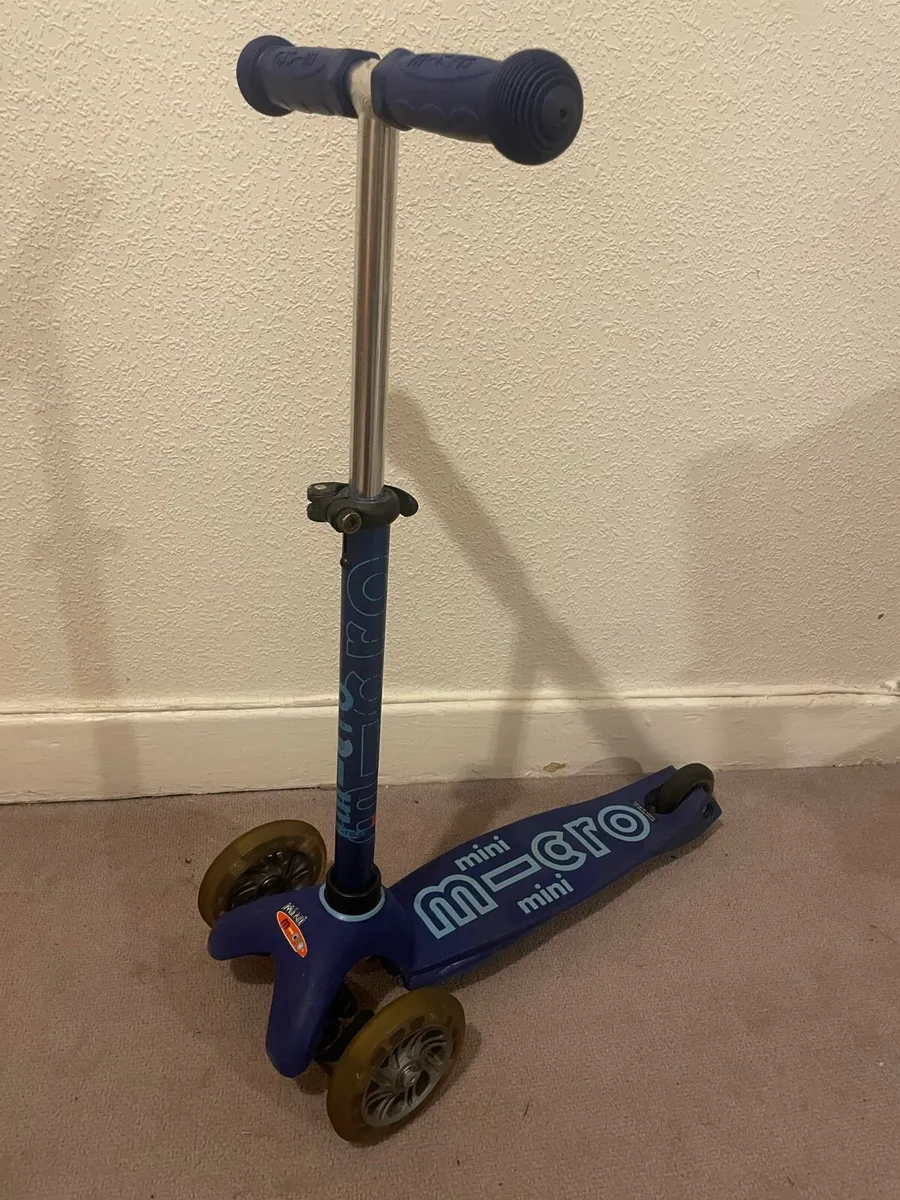 Mini Micro Deluxe LED Scooter - Blue - Image 1