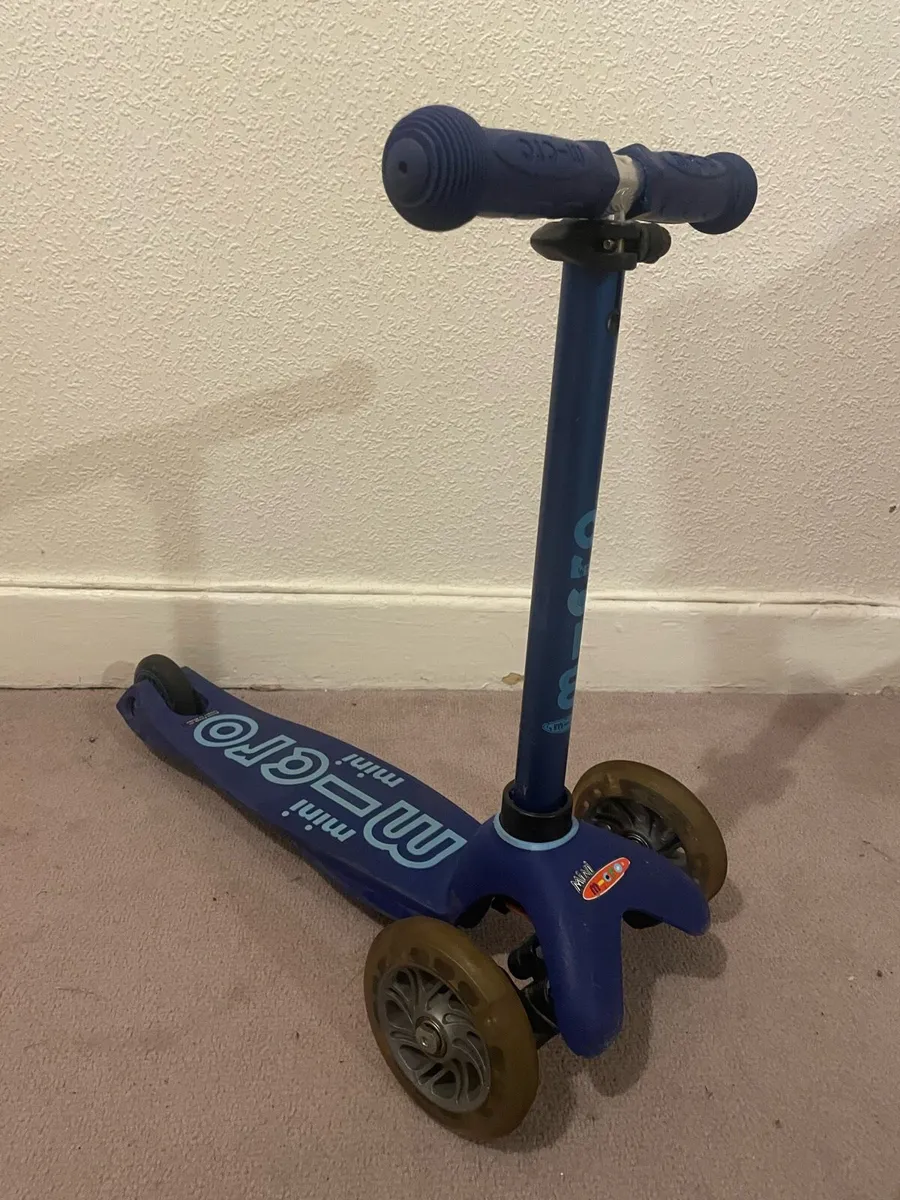 Mini Micro Deluxe LED Scooter - Blue - Image 2