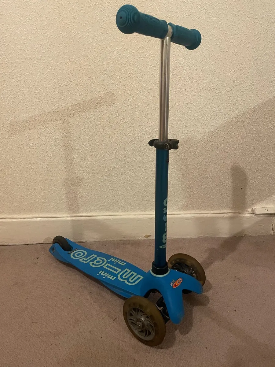 Mini Micro Deluxe LED scooter - Aqua - Image 1