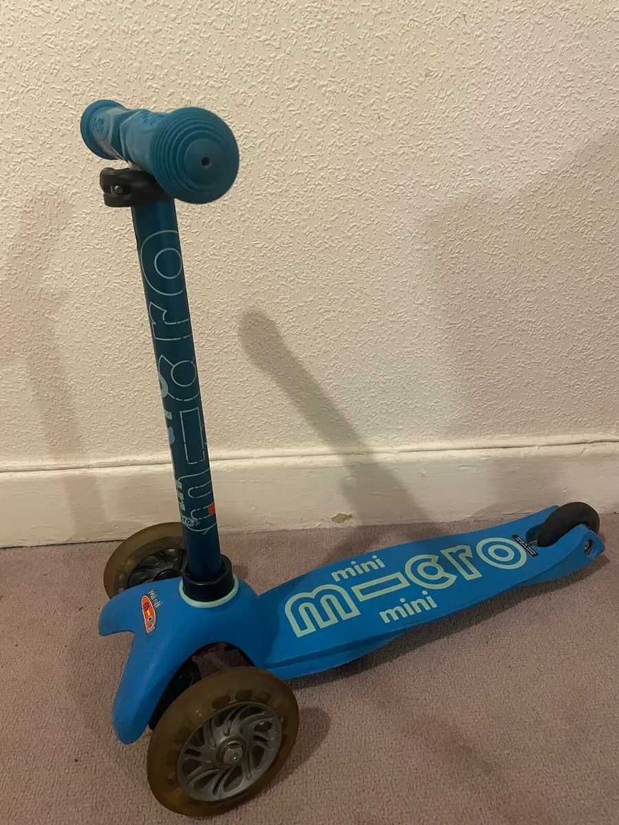 Mini Micro Deluxe LED scooter - Aqua - Image 2
