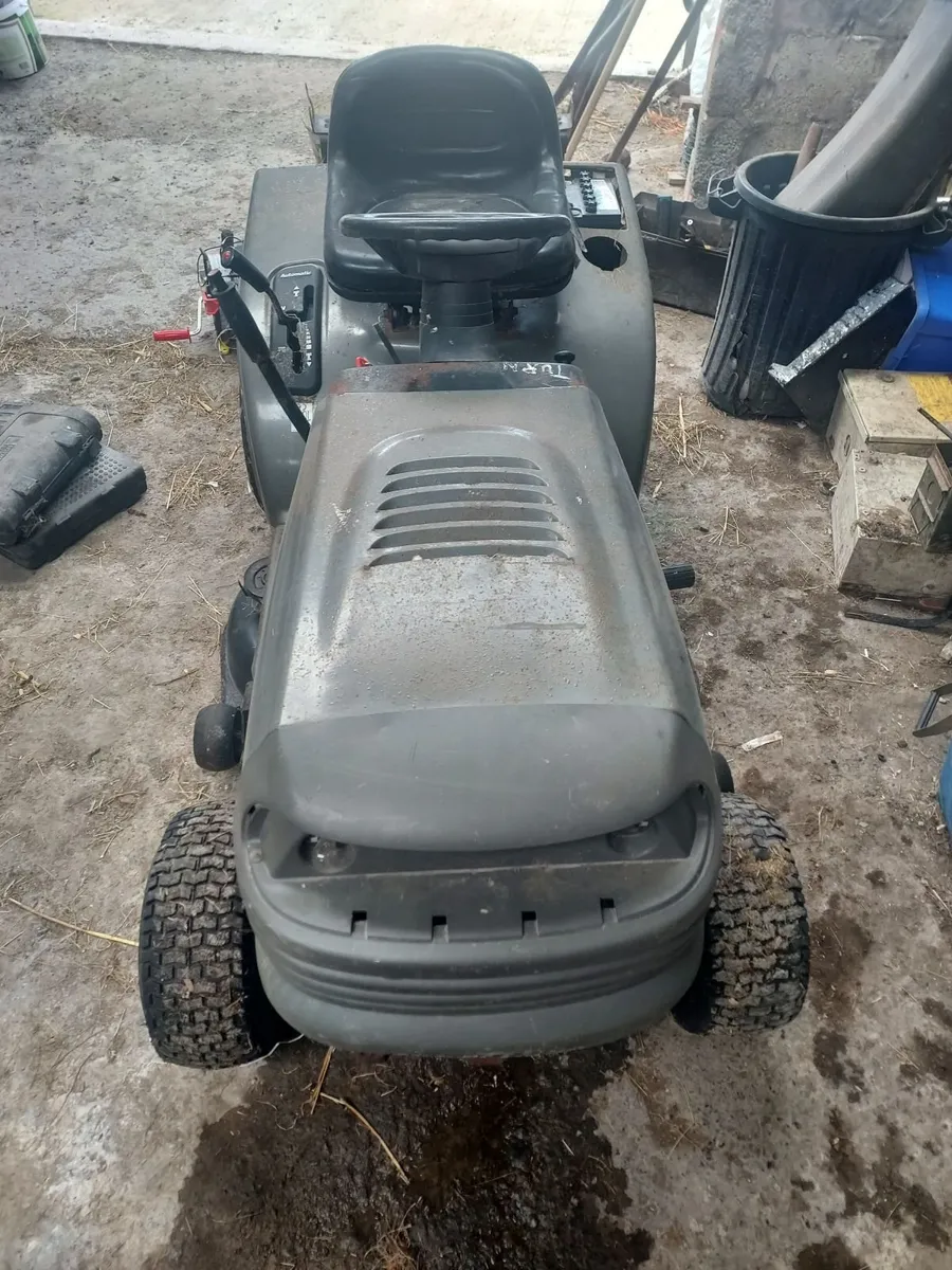 Ride on lawn mower - Image 1