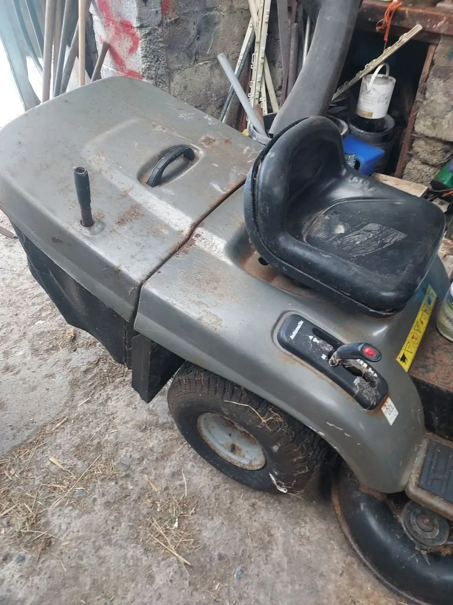 Ride on lawn mower - Image 2