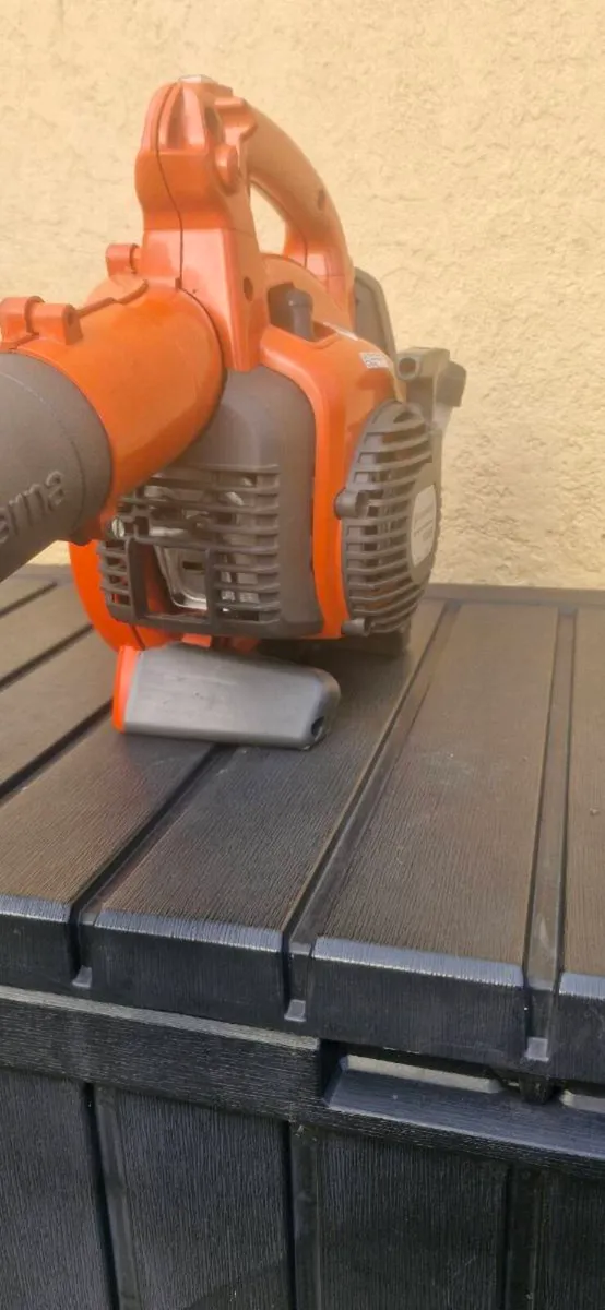Husqvarna 125h leaf blower - Image 1