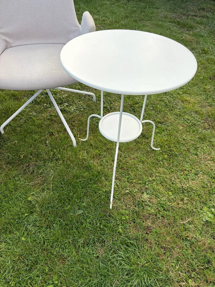 white metal side table  €20 - Image 1