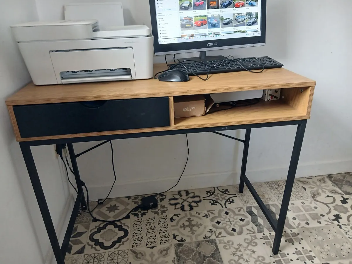 Computer desk - Image 1
