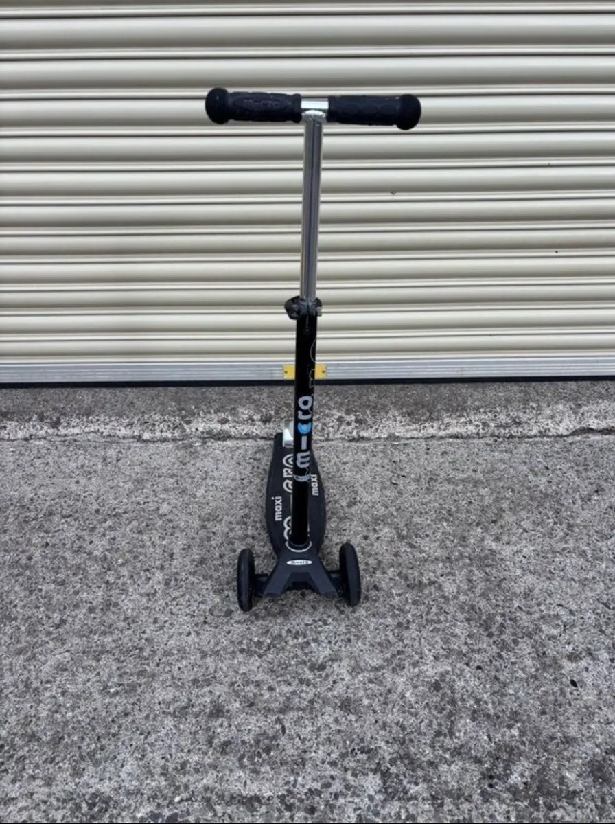 Maxi Macro Deluxe Scooter - Image 1