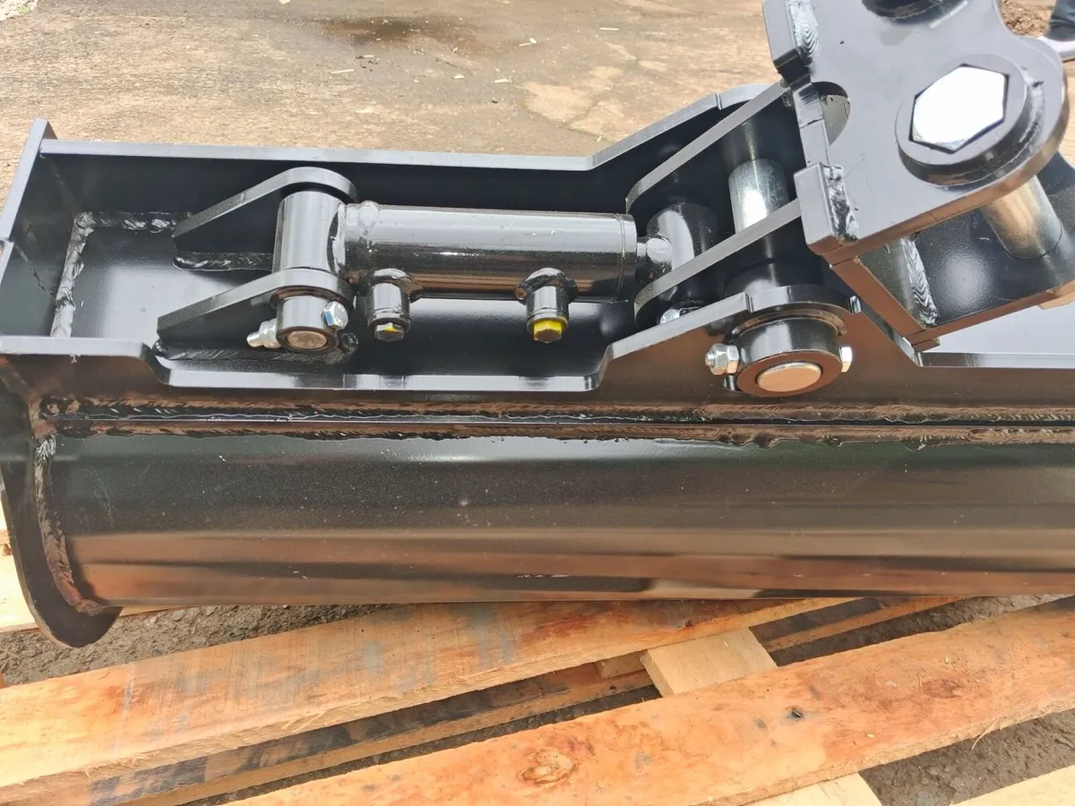mini digger tilted bucket - Image 3