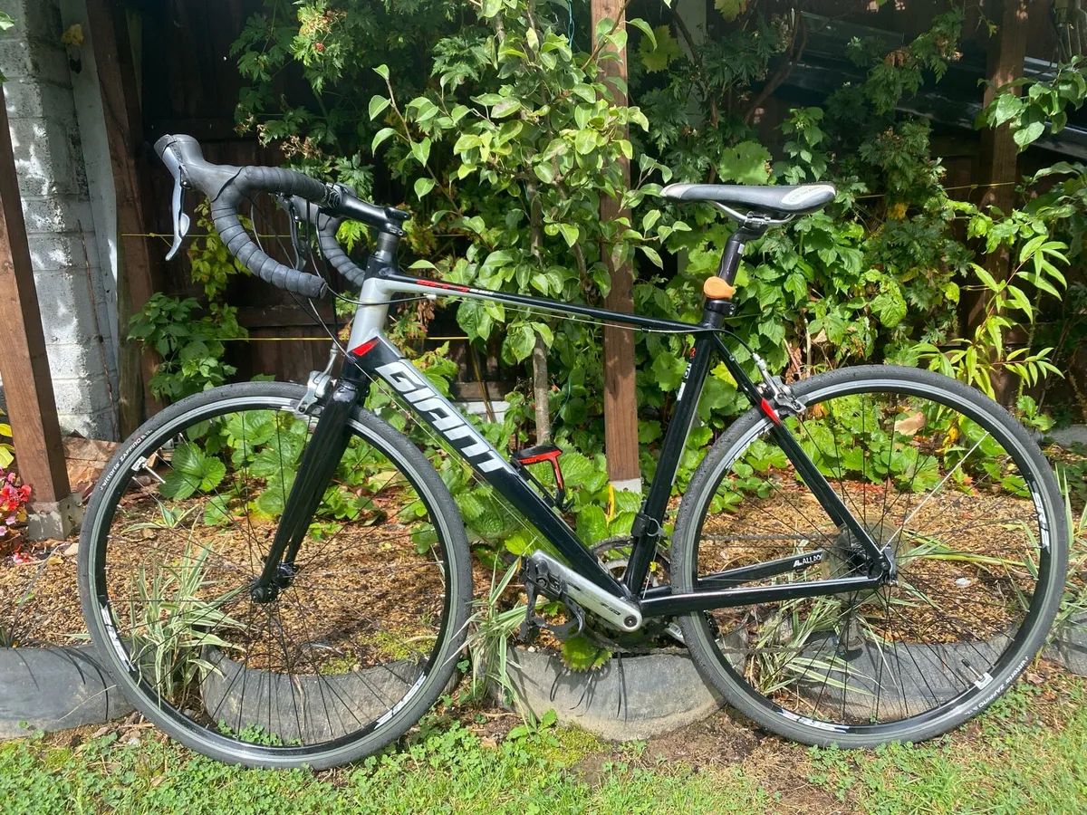 Like new Giant Defy 5 ML 700x25c wheels - Image 2
