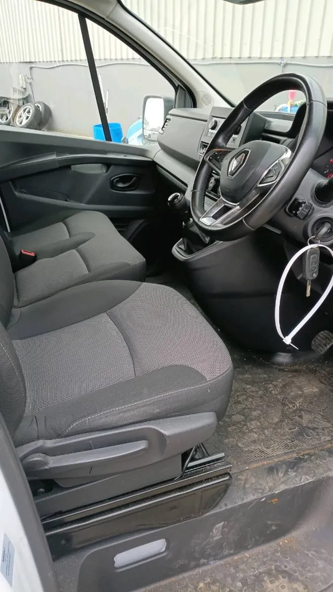 Renault trafic 2.0 light damage £8850+ - Image 2