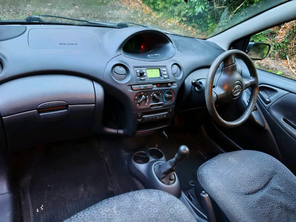Toyota Yaris 2004 - Image 2