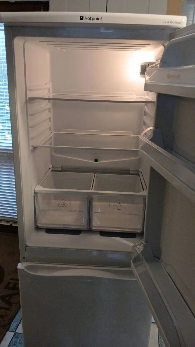 Hotpiont fridge freezer - Image 3